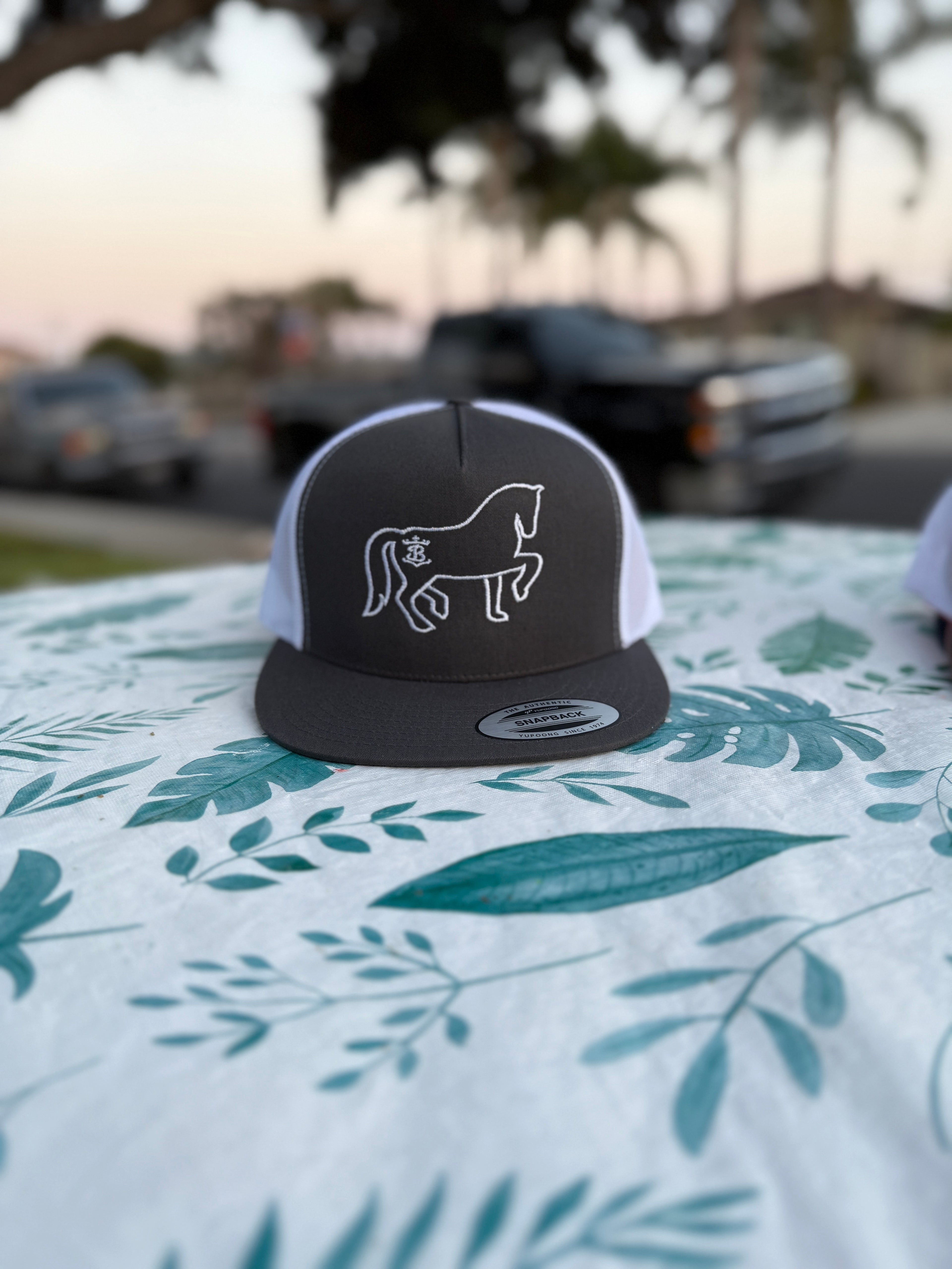 Caballo bailador café